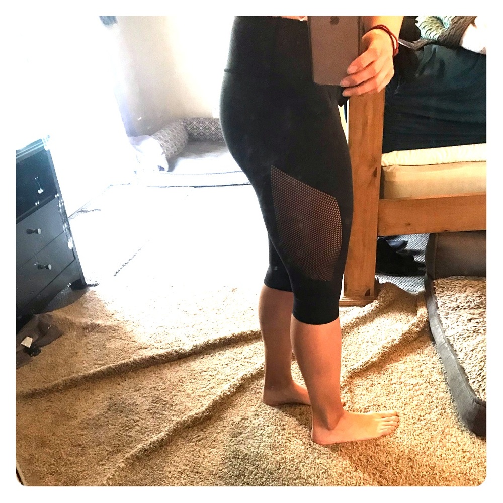Reveal lululemon crop leggings